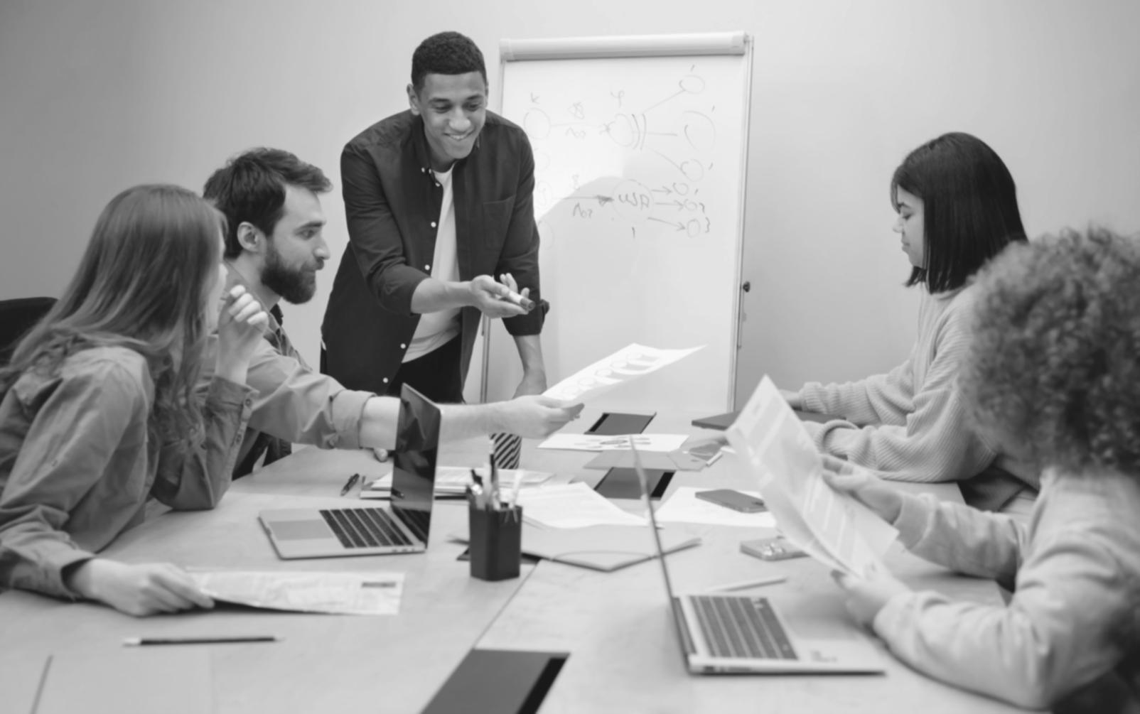 Profesionales colaborando en el desarrollo de estrategias empresariales