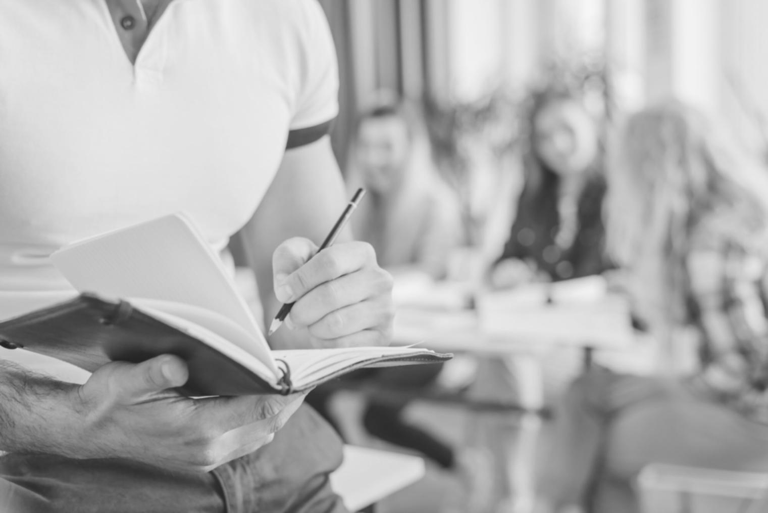 Sesión de desarrollo de ideas de negocio en las oficinas de arnivalorex